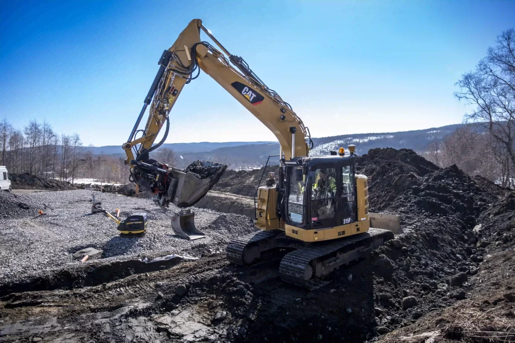Tomtplanering med bandgrävare i Undersåker