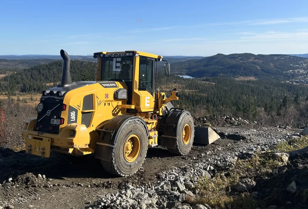 Markarbete i Åre med hjullastare som justerar grusväg i Åre Björrnen