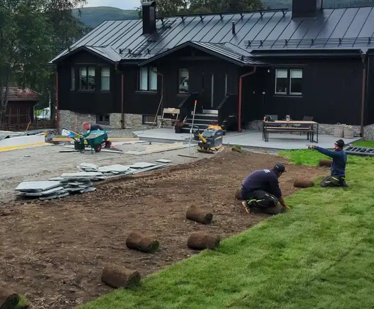 Markplanering inför skifferläggning och gräsrullning på projekt i Åre By