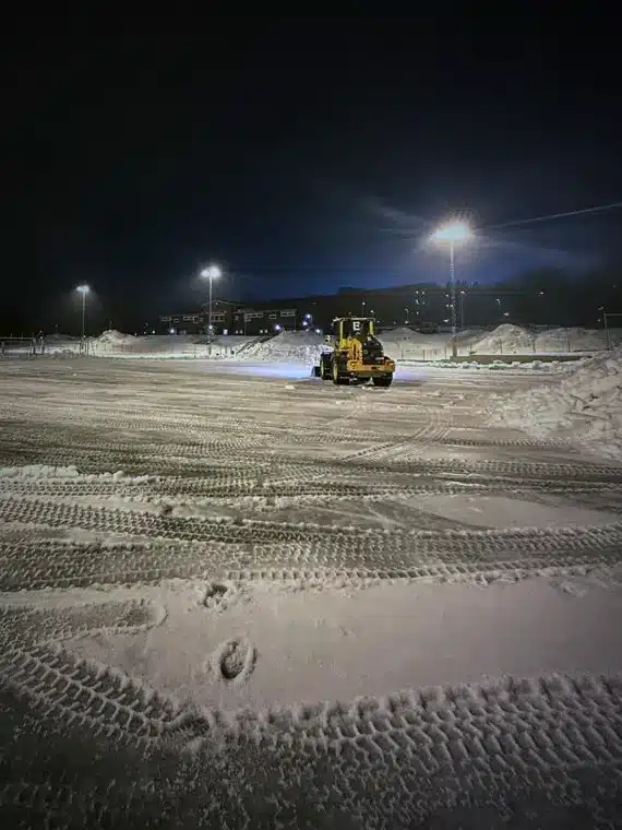 Snöröjning av fotbollsplan åt Åre SLK