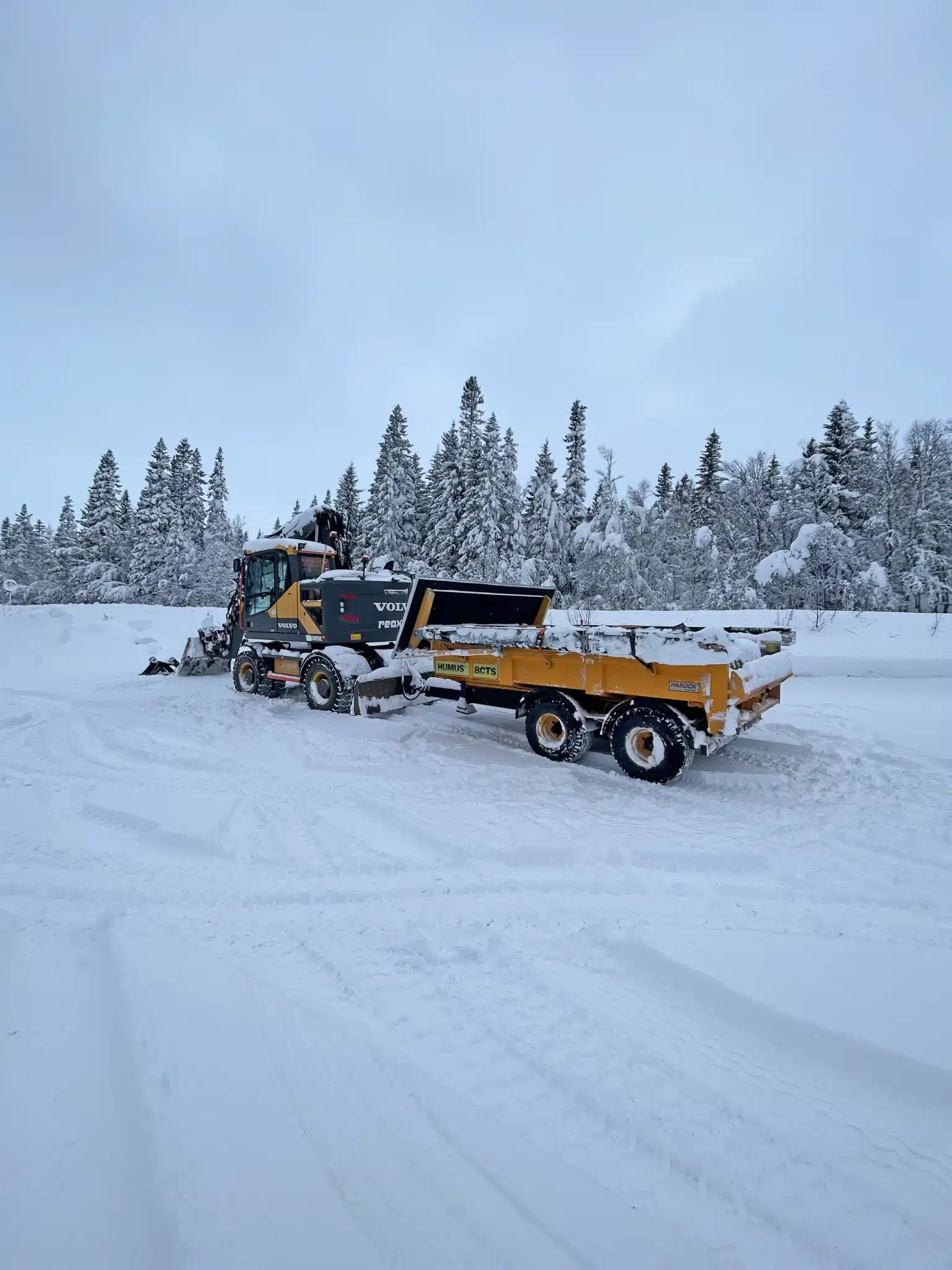 Bortforsling av snö med hjulgrävare