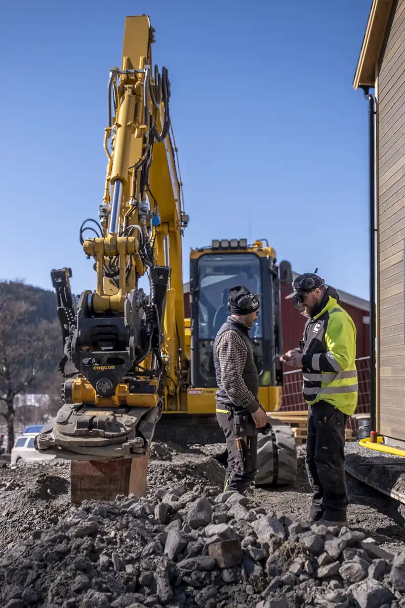 Grävare utför dränering i Åre