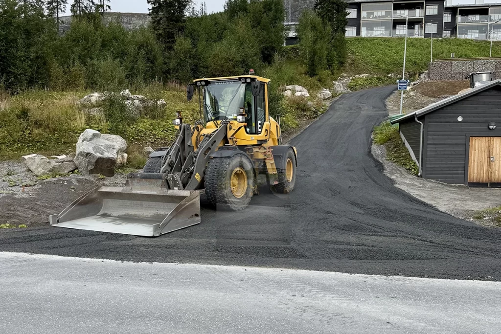 Hjullastare vid vägunderhåll i Tegefjäll